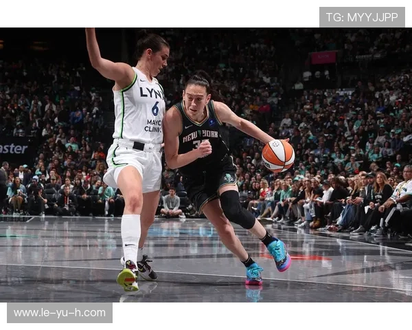 斯图尔特底特律篮板闪耀全场,助力球队逆转取胜 斯图尔特底特律篮板闪耀全场,助力球队逆转取胜